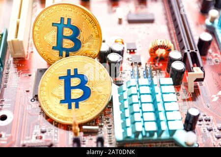 Goldene Bitcoins auf PC-Leiterplatte Stockfoto