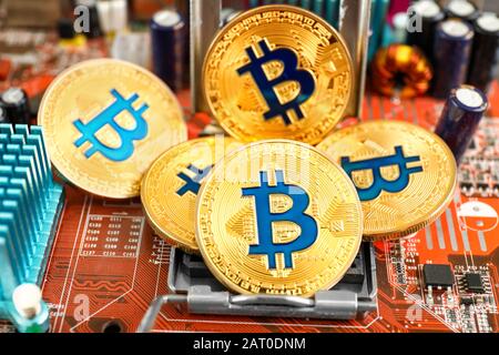 Goldene Bitcoins auf PC-Leiterplatte Stockfoto