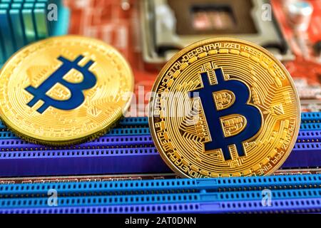 Goldene Bitcoins auf PC-Leiterplatte Stockfoto