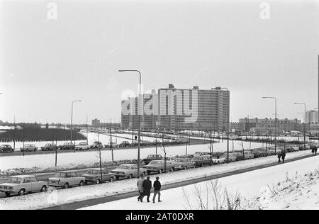 Bush auf der Automobilausstellung auf dem überfüllten RAI-Parkplatz am RAI Datum: 16. Februar 1969 Lage: Amsterdam, Noord-Holland Schlüsselwörter: Parkeinstellungen Name: RAI: Nijs, Jac. De/Anefo Stockfoto