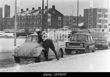 Bush auf der Automobilausstellung im RAI-Mitarbeiter macht es gut, wenn am Autotermin: 16. Februar 1969 Fehler beim Parken gemacht werden Standort: Amsterdam, Noord-Holland Schlüsselwörter: Autos, Agenten, Parkplätze Einstellungsname: Volkswagen Stockfoto