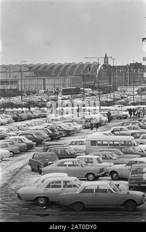 Bush auf der Automobilausstellung auf dem überfüllten RAI-Parkplatz am RAI Datum: 16. Februar 1969 Lage: Amsterdam, Noord-Holland Schlüsselwörter: Parkeinstellungen Name: RAI: Nijs, Jac. De/Anefo Stockfoto