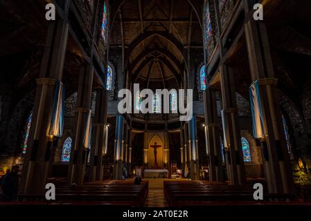 Bariloche, ARGENTINIEN, 18. JUNI 2019: Interieur der Kathedrale Nuestra Senora del Nahuel Huapi. Dekoriert mit vielen argentinien-flaggen Stockfoto