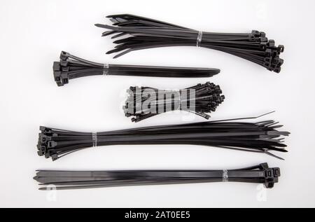 Heap Black Kabelbinder auf weißem Hintergrund Stockfoto