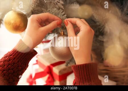 Frau schmücken Weihnachtsbaum zu Hause, Nahaufnahme Stockfoto