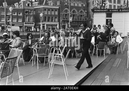 Hektik auf der Terrasse des Leidseplein in Amsterdam bei schönem Wetter. Terrasse am Kanalboot Datum: 2. april 1982 Lage: Amsterdam, Noord-Holland Schlagwörter: Terrassen Stockfoto