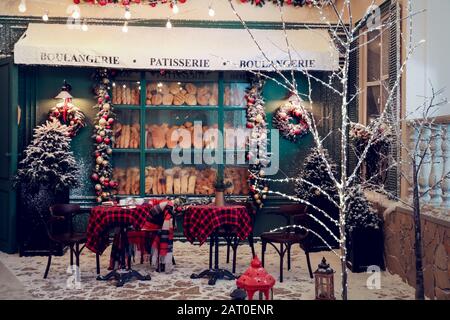 Gemütliches Café im Freien am Weihnachtssabend Stockfoto