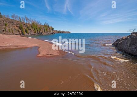 Der Gooseberry River Entleert sich im Gooseberry Falls State Park in Minnesota in den Lake Superior Stockfoto