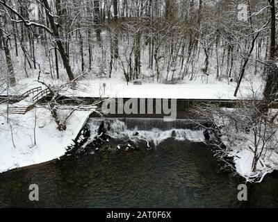 Luftbild des Wasserfalls im Brandywine Park nach einem Schneesturm in Wilmington, Delaware, USA Stockfoto