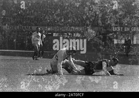 Fußballspiel Feyenoord-Fortuna 54 in Rotterdam Duell zwischen den Spielern Harry Brüll (links) und Coen Moulijn Datum: 10. Oktober 1965 Ort: Rotterdam, Zuid-Holland Schlagwörter: Sport, Fußball Personenname: Brüll, Harry, Moulijn, Coen Stockfoto