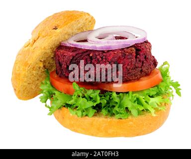 Veganer Rote-Bete-Burger mit Salat in einer krustigen Brötchen isoliert auf weißem Hintergrund Stockfoto