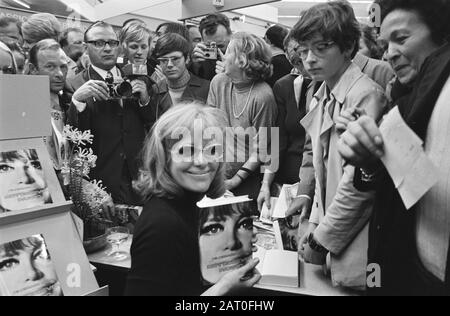 Deutsche Actres/Sängerin Hildegard Knef schreibt ihr Buch auf dem Buchmarkt in RAI, Amsterdam; H. Knef mit Buchdatum: 1. November 1970 Ort: Amsterdam, Noord-Holland Schlüsselwörter: Bücher, Unterschriften Personenname: Knef, Hildegard Institutionenname: RAI Stockfoto