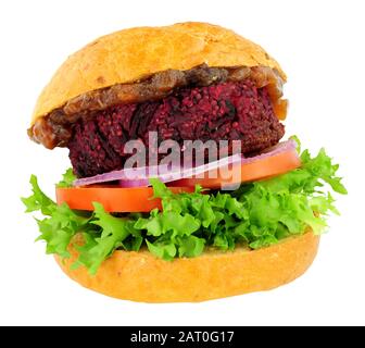 Veganer Rote-Bete-Burger mit Salat in einer krustigen Brötchen isoliert auf weißem Hintergrund Stockfoto