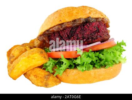 Veganer Rote-Bete-Burger mit Salat in einer krustigen Brötchen isoliert auf weißem Hintergrund Stockfoto