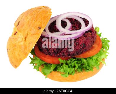 Veganer Rote-Bete-Burger mit Salat in einer krustigen Brötchen isoliert auf weißem Hintergrund Stockfoto