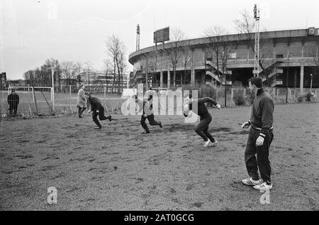 Dukla Prag trainiert auf den Nebenfeldern des Olympiastadions, Anmerkung: Viertelfinal-Europacup 1 Datum: 28. Februar 1967 Ort: Amsterdam Schlagwörter: Clogs, Sporttraining, Fußball, Fußballer Stockfoto