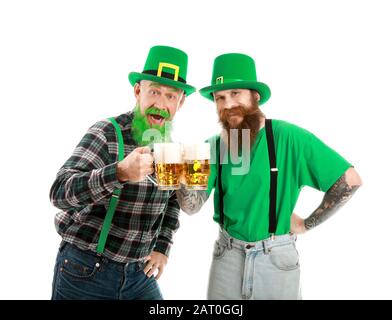 Bärtige Männer mit Biergläsern auf weißem Hintergrund. St. Patrick's Day Celebration Stockfoto