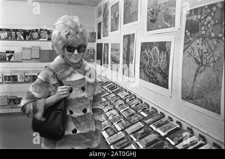 Grand Gala du Disque 1968 Dusty Springfield nicht bei Grand Gala du Disque. Hier bei einem Besuch im Stedelijk Museum Datum: 8. März 1968 Ort: Amsterdam Schlagwörter: Besuche, Museen, Sonnenbrille Personenname: Springfield, Dusty Stockfoto