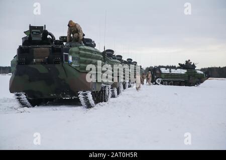 U.S. Marines mit 3rd Assault Amphibian Battalion, 3rd Marine Division, führen die Assault Amphibious Vehicles während einer Live-Feuerstrecke an während der Übung Northern Viper 2020 in Hokudaien Training Area, Hokkaido, Japan, 28. Januar 2020. Northern Viper ist eine regelmäßig geplante Trainingsübung, die die Interoperabilität der US-amerikanischen und japanischen Allianz verbessern soll, indem es den Marine Air-Ground Task Forces von III MEF ermöglicht, ihre Letalität und Kompetenz im MAGTF Combined Arms Operations in Umgebungen mit kaltem Wetter aufrechtzuerhalten. (USA Foto des Marine Corps von Cpl. Cameron E. Parks) Stockfoto