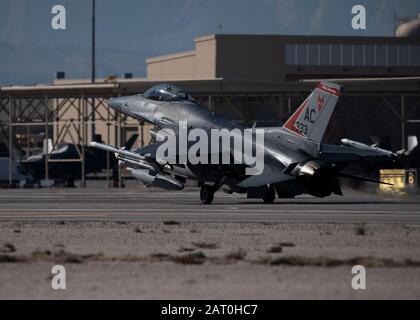 Eine F-16C Fighting Falcon, die der 119th Fighter Squadron (FS), New Jersey Air National Guard, zugewiesen ist, landet auf der Luftwaffenbasis Nellis (AFB), Nevada, 23. Januar 2019. In Nellis AFB befindet sich die Rote Fahne, eine der größten Gefechtsbereitschaftsübungen im Militär. (USA Air Force Foto von Airman 1st Class Bryan Guthrie) Stockfoto