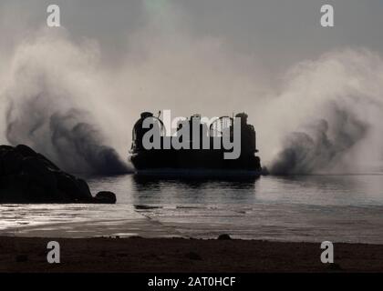 200119-N-KO533-1275 AQABA, Jordanien (Januar 19, 2020) - Landing Craft, Air Cushion 70, zugeordnet der Assault Craft Unit (ACU) 4, kommt an Land. Die "Bataan Amphibious Ready Group" mit eingeschlossenen 26 MEU führt in Partnerschaft mit den Royal Jordanian Marines und der Marine bilaterale Schulungen zur Unterstützung der Seeverkehrssicherheitsoperationen durch, um Verbündete und Partner zu beruhigen und die Freiheit der Navigation und des freien Handels in der Region zu wahren. (USA Navy Foto von Mass Communication Specialist 3. Klasse Lenny Weston) Stockfoto