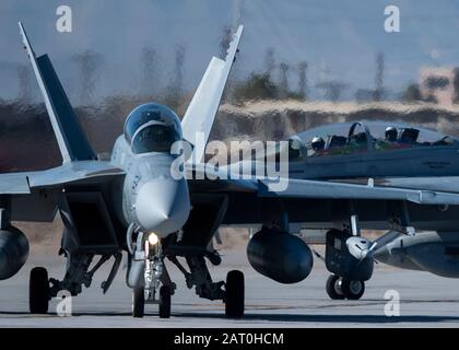 Zwei E/A-18G Growlers, die dem Electronic Attack Squadron (VAQ) 131 von der Naval Air Station Whidbey Island, Washington, zugewiesen wurden, Taxi auf der Nellis Air Force Base (AFB), Nevada, 23. Januar 2020. VAQ-131, bekannt als The Lancers, kam auf der AFB von Nellis an, um an der Kampfübung Rote Fahne 20-1 teilzunehmen. (USA Air Force Foto von Airman 1st Class Bryan Guthrie) Stockfoto