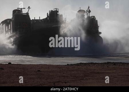 200119-N-KO533-1285 AQABA, Jordanien (Januar 19, 2020) - Landing Craft, Air Cushion 70, zugeordnet der Assault Craft Unit (ACU) 4, kommt an Land. Die "Bataan Amphibious Ready Group" mit eingeschlossenen 26 MEU führt in Partnerschaft mit den Royal Jordanian Marines und der Marine bilaterale Schulungen zur Unterstützung der Seeverkehrssicherheitsoperationen durch, um Verbündete und Partner zu beruhigen und die Freiheit der Navigation und des freien Handels in der Region zu wahren. (USA Navy Foto von Mass Communication Specialist 3. Klasse Lenny Weston) Stockfoto