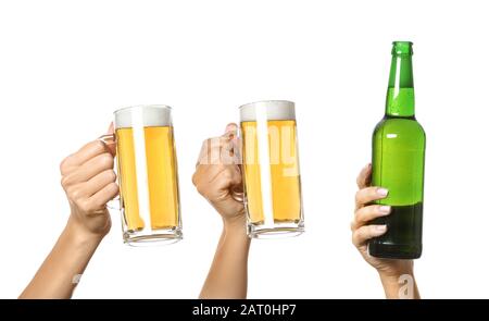 Hände mit Bier auf weißem Hintergrund Stockfoto