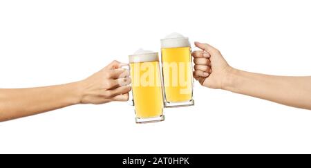 Hände klinken Bierbecher auf weißem Hintergrund Stockfoto