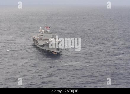 200129-N-CK669-0020 PHILIPPINISCHES MEER (JANUAR 29, 2020) - das Flaggschiff der 7. Us-Flotte USS Blue Ridge (LCC 19) fliegt während des normalen Betriebs das zeremonielle Fähnrich, während es in der philippinischen See segelt. Blue Ridge arbeitet mit der America Expeditionary Strike Group, 31. Marine Expeditionary Unit im 7. US-Flottengebiet, um die Interoperabilität mit Verbündeten und Partnern zu verbessern und als einsatzbereite Einsatzkräfte zur Verteidigung von Frieden und Stabilität in der Region Indopazifik zu dienen. (USA Navy-Foto von Mass Communication Specialist 1st Class Chris Krucke) Stockfoto
