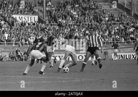 DWS gegen PSV 1-2. Sahadewsing (DSW), Waaijerberg, Cornwall und Senders (PSV) Datum: 20. August 1967 Schlüsselwörter: Sport, Fußball-Institution Name: PSV Stockfoto