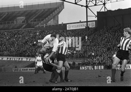 DWS gegen PSV 1-1, Temming im Duell mit Wiersma (PSV) Datum: 7. Februar 1965 Schlagwörter: Duelle, Sport, Fußball Stockfoto