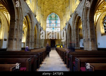 Innenansicht der Sherborne Abbey aus dem Kirchenschiff Stockfoto