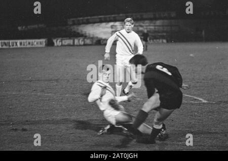 DWS gegen PSV 2-4, Nieuwenhuys von DWS im Duell mit Pijs en Kemper (PSV) Datum: 4. Januar 1967 Schlagwörter: Sport, Fußball Stockfoto