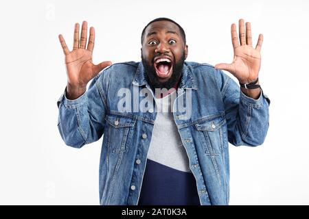 Aufgeregter afroamerikanischer Mann auf weißem Hintergrund Stockfoto