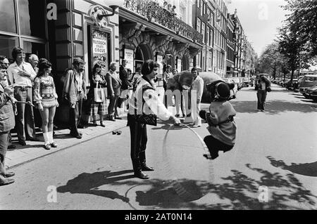 Russischer Staatszirkus in Amsterdam EIN Bär springt durch einen Hoppentermin: 30. Juli 1979 Ort: Amsterdam, Noord-Holland Schlüsselwörter: Bären, Zirkusse, Publikum Stockfoto