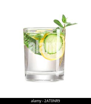 Glas Gurke mit Wasser auf weißem Hintergrund Stockfoto