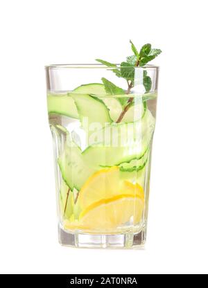 Glas Gurke mit Wasser auf weißem Hintergrund Stockfoto