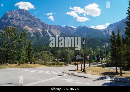 Die Sommerzeit in einer Kleinstadt in British Columbia wird nicht viel besser, wenn man diese Aussicht auf die Rockies hat. Stockfoto