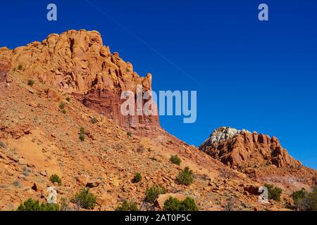 Diese Berge tragen die Geschichte der Regionen, die sich im Laufe der Jahrhunderte durch die Unterschiede der Farben und Texturen verändert. Stockfoto