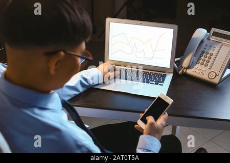 Asian man arbeitet spät in der Nacht im Büro Stockfoto