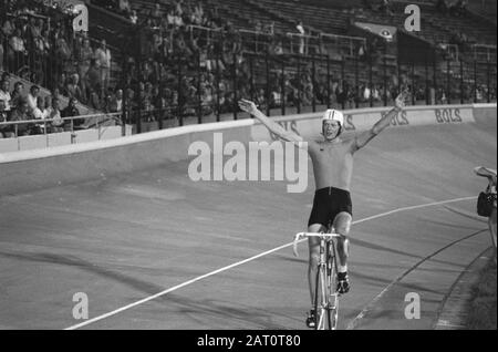 Radweltmeisterschaften 1979 im Olympiastadion Amsterdam JUBELTE Bert Oosterbosch nach der Verbesserung des Streckenrekords Datum: 30. August 1979 Ort: Amsterdam, Noord-Holland Schlagwörter: Sport, Radsport persönlicher Name: Oosterbosch, Bert Stockfoto