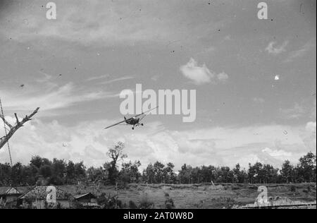 Pankelan bei Krawang [ein leichtes Flugzeug schert tief über den Boden] Datum: 13. März 1948 Standort: Indonesien, Java, Krawang, Niederländisch-Ostindien Stockfoto