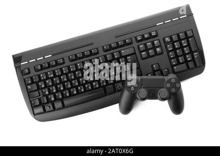 Modernes Gamepad und PC-Tastatur auf weißem Hintergrund Stockfoto