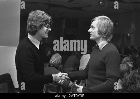 VVDM wählt neuen präsidenten in Utrechter; der alte Vorsitzende Paul Wilmink (r) gratuliert seinem Nachfolger Jan Wilting (l) Datum: 1. Oktober 1974 Ort: Utrechter, Utrechter Schlüsselwörter: Präsidenten persönlicher Name: Wilmink, Paul, Wilting, Jan Institutionenname: VVDM Stockfoto