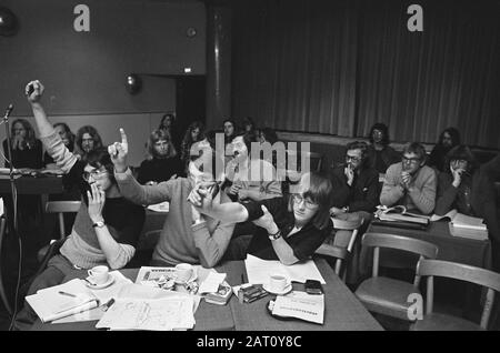 VVDM wählt neuen präsidenten in Utrechter; Übersicht VVDM-Sitzung Datum: 1. Oktober 1974 Ort: Utrechter Schlüsselwörter: Vorsitzender Der Einrichtung Name: VVDM Stockfoto