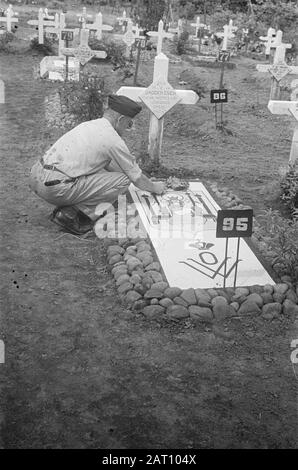 Dr. Mansuer in Medan (Wali Negara Sumatera Timoer); Weihnachtsfeier 3.4-i R.I. Cano-Plateau; Militärkrankenhaus; Blumenzauber auf Gräbern Ein älteres miiltair? Legt Blumen auf das Grab von J. Hogen Esch, OWMR Intr. I-I R.I. 140216000 B. 18-2-1914, gestorben 24-7-1947 Datum: 25. Dezember 1947 Ort: Indonesien, Niederländisch-Ostindien Stockfoto