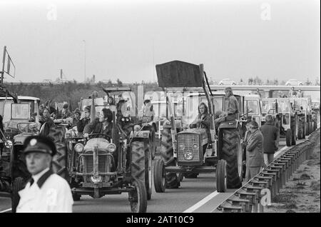 Ein Überblick über die Demonstration der Landwirte in Hoeksewaa-Traktoren auf dem Weg nach Rotterdam Datum: 2. August 1974 Standort: Rotterdam, South Holland Schlüsselwörter: Bauer, Traktorens, Demonstrationen Stockfoto