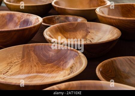 Nahaufnahme glänzender Schüsseln aus Naturholz. Auf dem örtlichen Bauernmarkt in einem Kunsthandwerk zu verkaufen. Naturprodukt, wahrscheinlich handgeschnitzt. Stockfoto