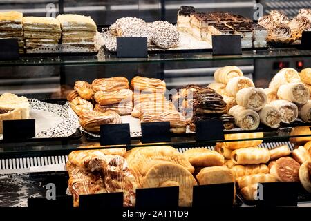 Verschiedene Kuchen auf einem Glasfenster Stockfoto